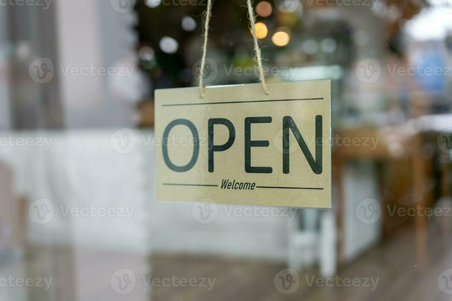 Aperto su il primo giorno di attività commerciale. garanzie sicurezza, pulizia, Aperto il caffè negozio. Aperto per nuovo normale. piccolo attività commerciale, Benvenuto, ristorante, casa fatto foto