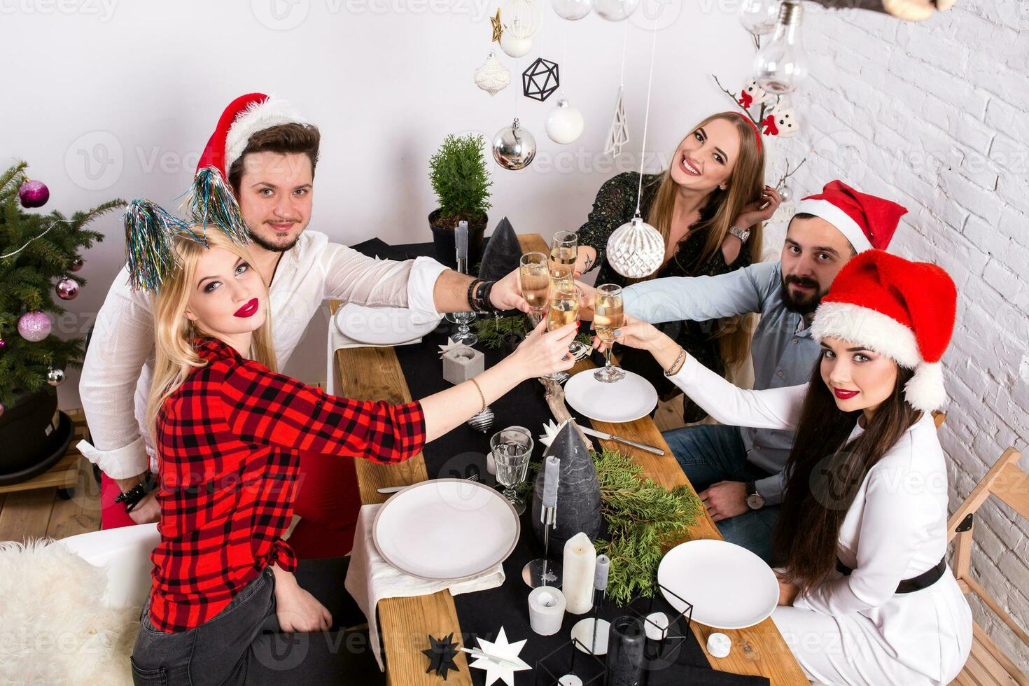 Natale festa allegro amici a avendo bevanda e divertimento foto