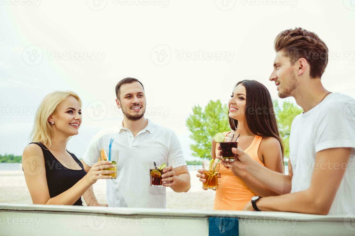 amici avendo divertimento a il bar all'aperto, potabile cocktail. foto