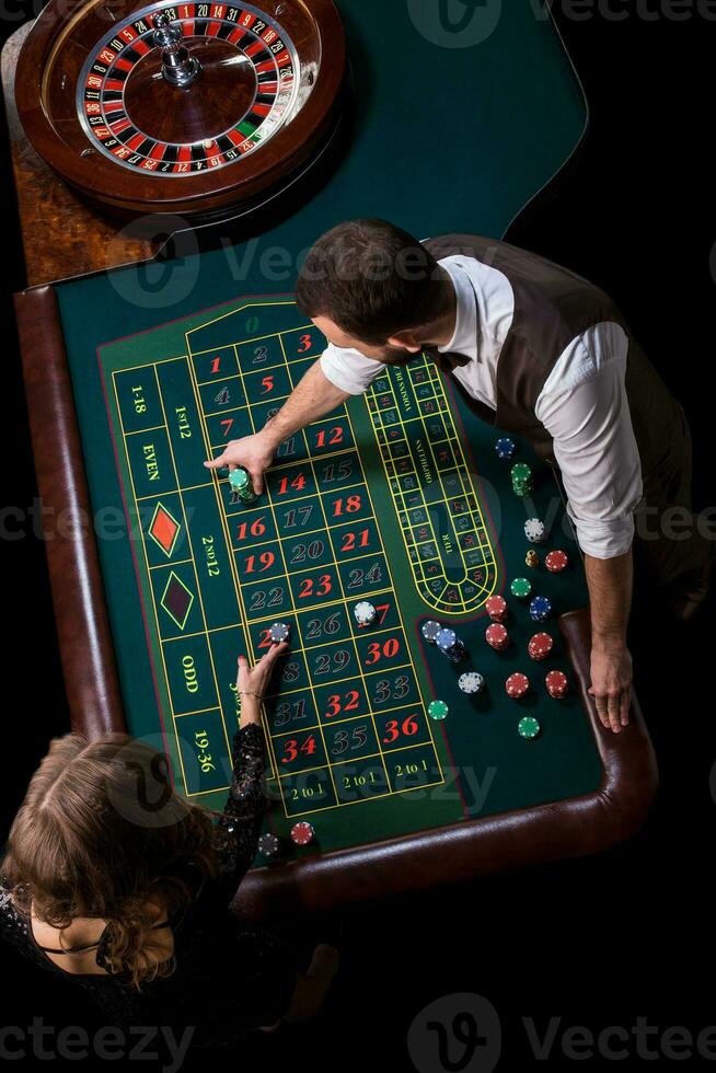 croupier e donna giocatore a un' tavolo nel un' casinò. immagine di un' c foto