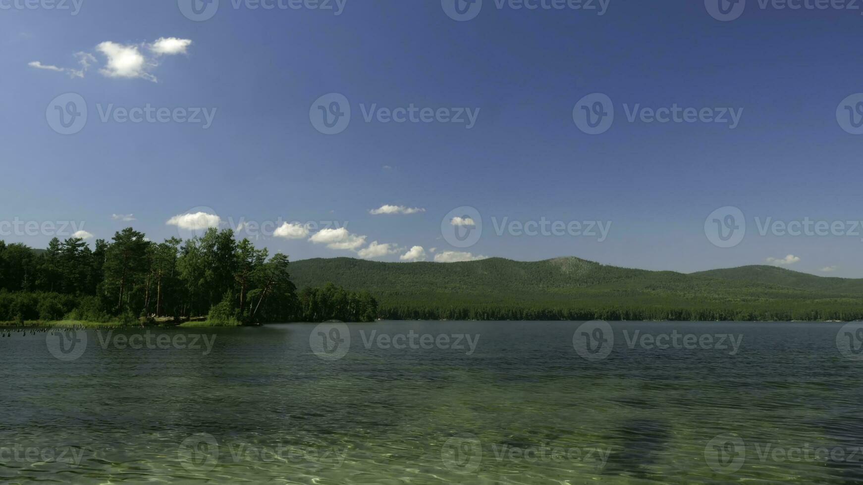 bellissimo lago Visualizza. estate paesaggio con blu cielo, alberi e lago, lasso di tempo foto