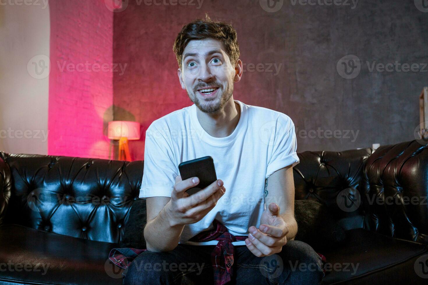 giovane fan uomo Guardando calcio gioco su televisione festeggiare g foto