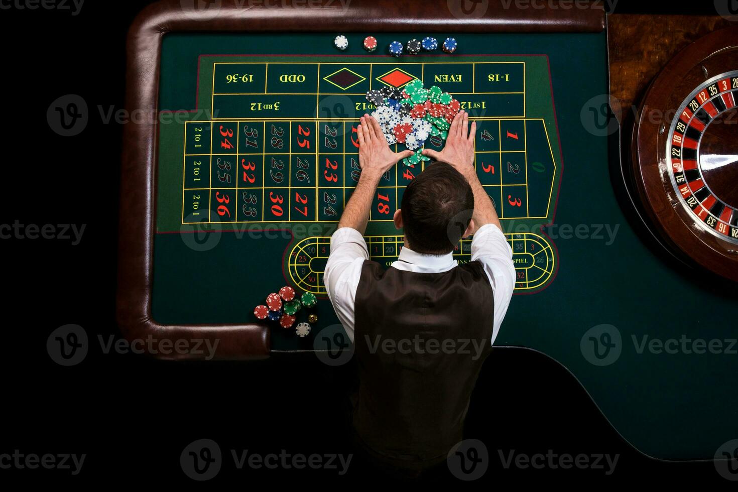 superiore Visualizza di il casinò croupier e il verde roulette tavolo. ga foto