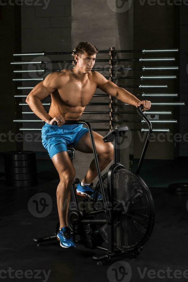 atleta uomo bike nel il palestra. foto