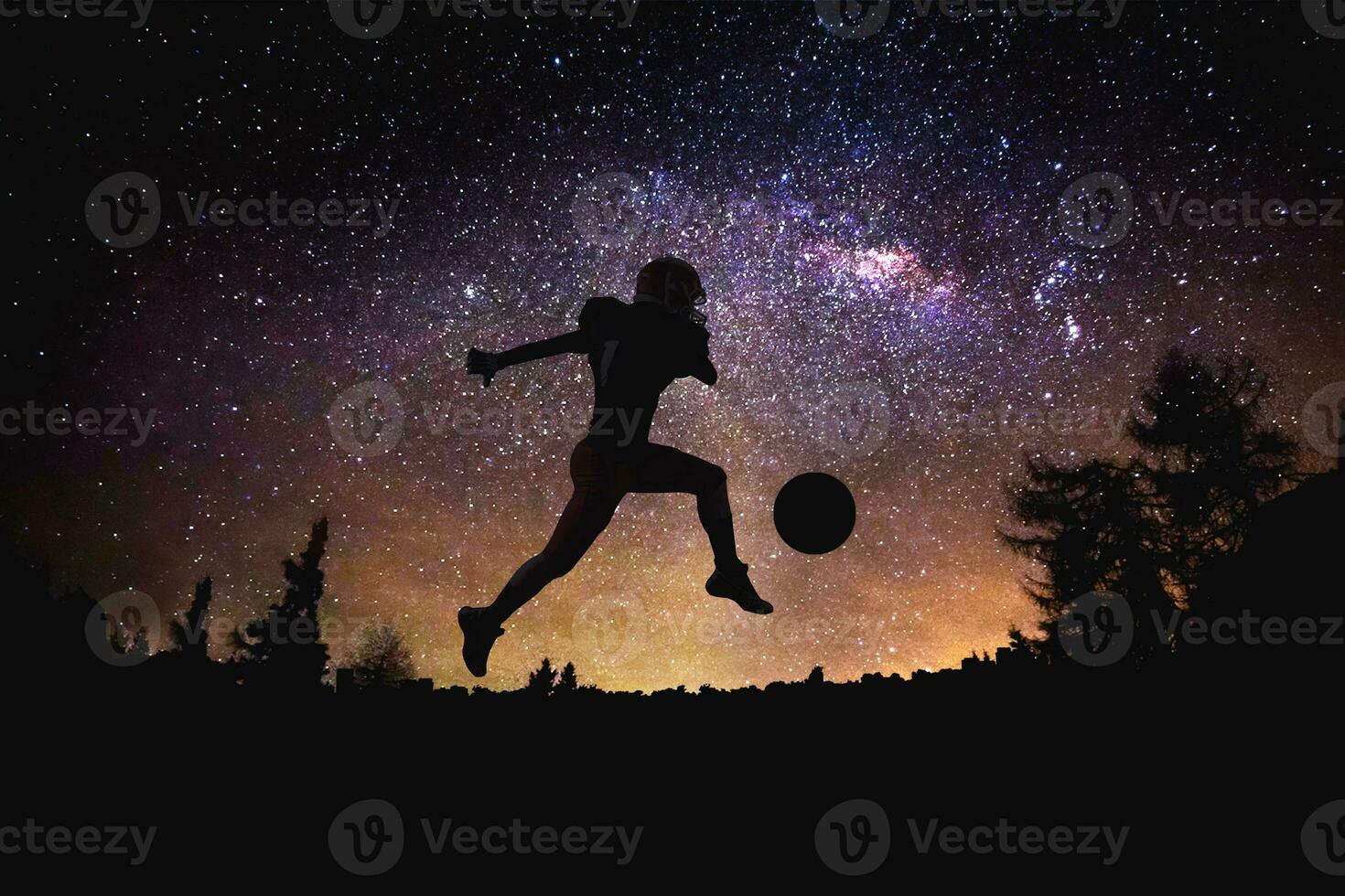 giocatore americano calcio uomo salto silhouette a il notte stellato cielo e Luna sfondo. foto