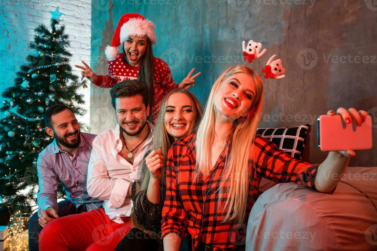 amici fabbricazione autoscatto mentre festeggiare Natale o nuovo anno vigilia a casa foto