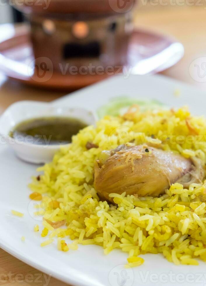 riso con curry pollo biryani con salsa foto