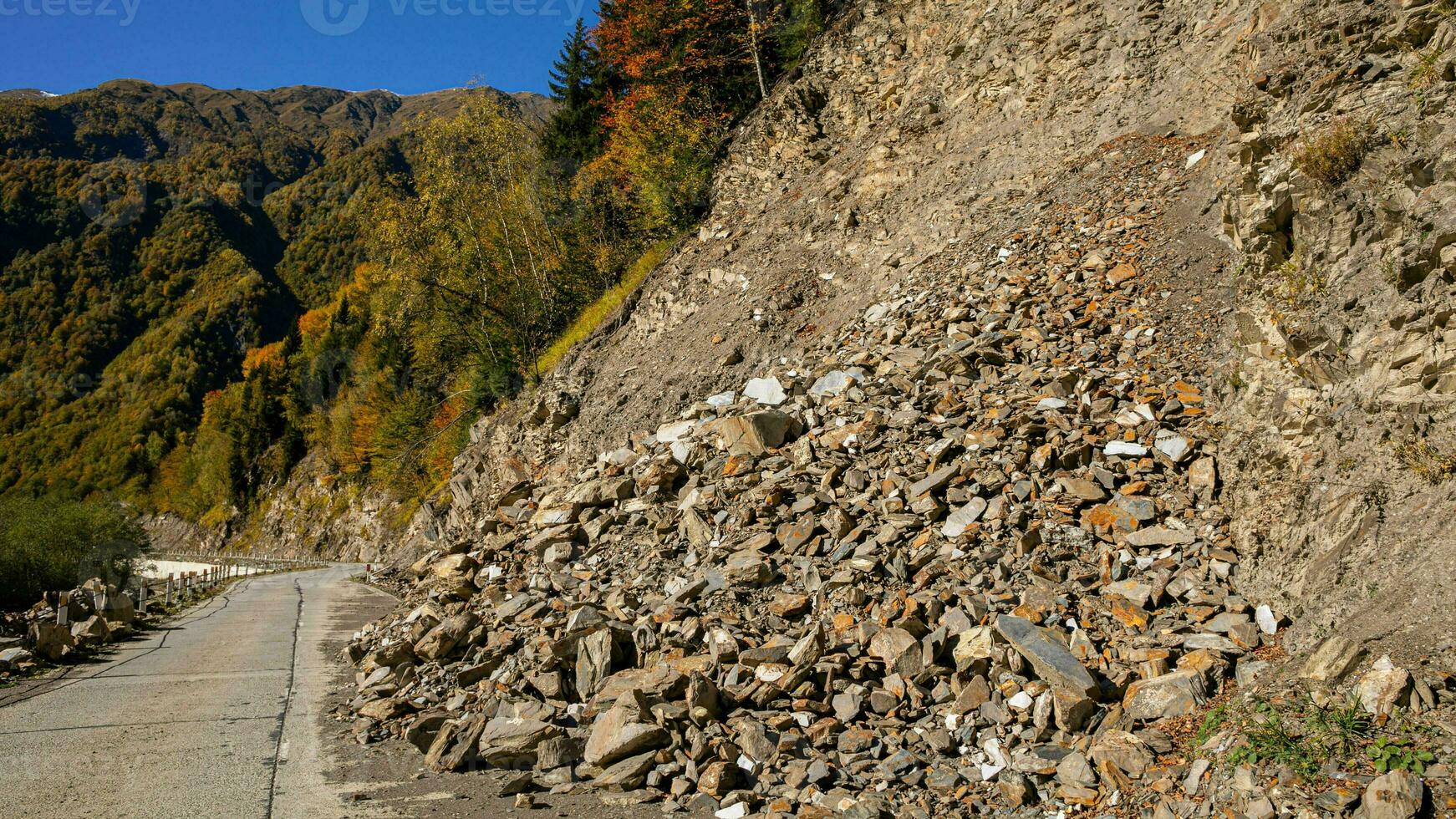 ai generato autunno frana ostruisce montagna carreggiata foto