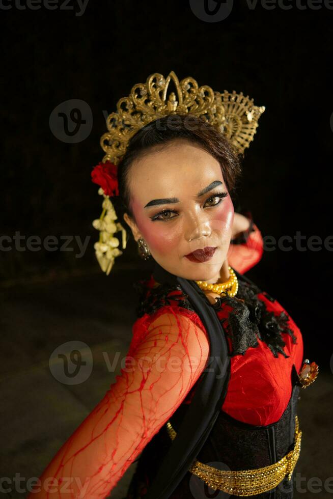 un asiatico ballerino stupisce il pubblico nel un' culturale arti prestazione nel rosso costumi foto