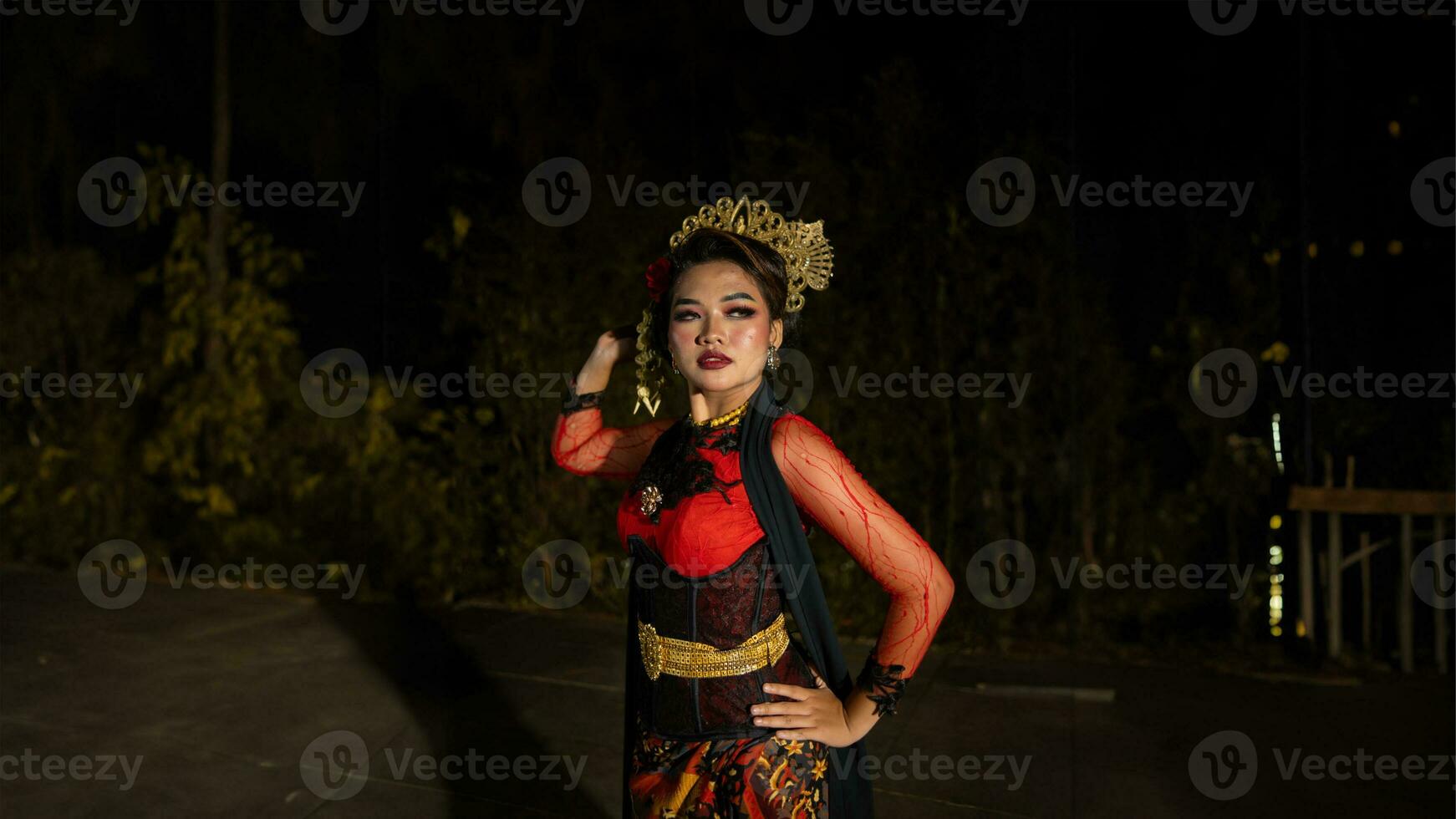 un indonesiano ballerino con scintillante palcoscenico luci quello creare il impressione di lusso e eleganza foto