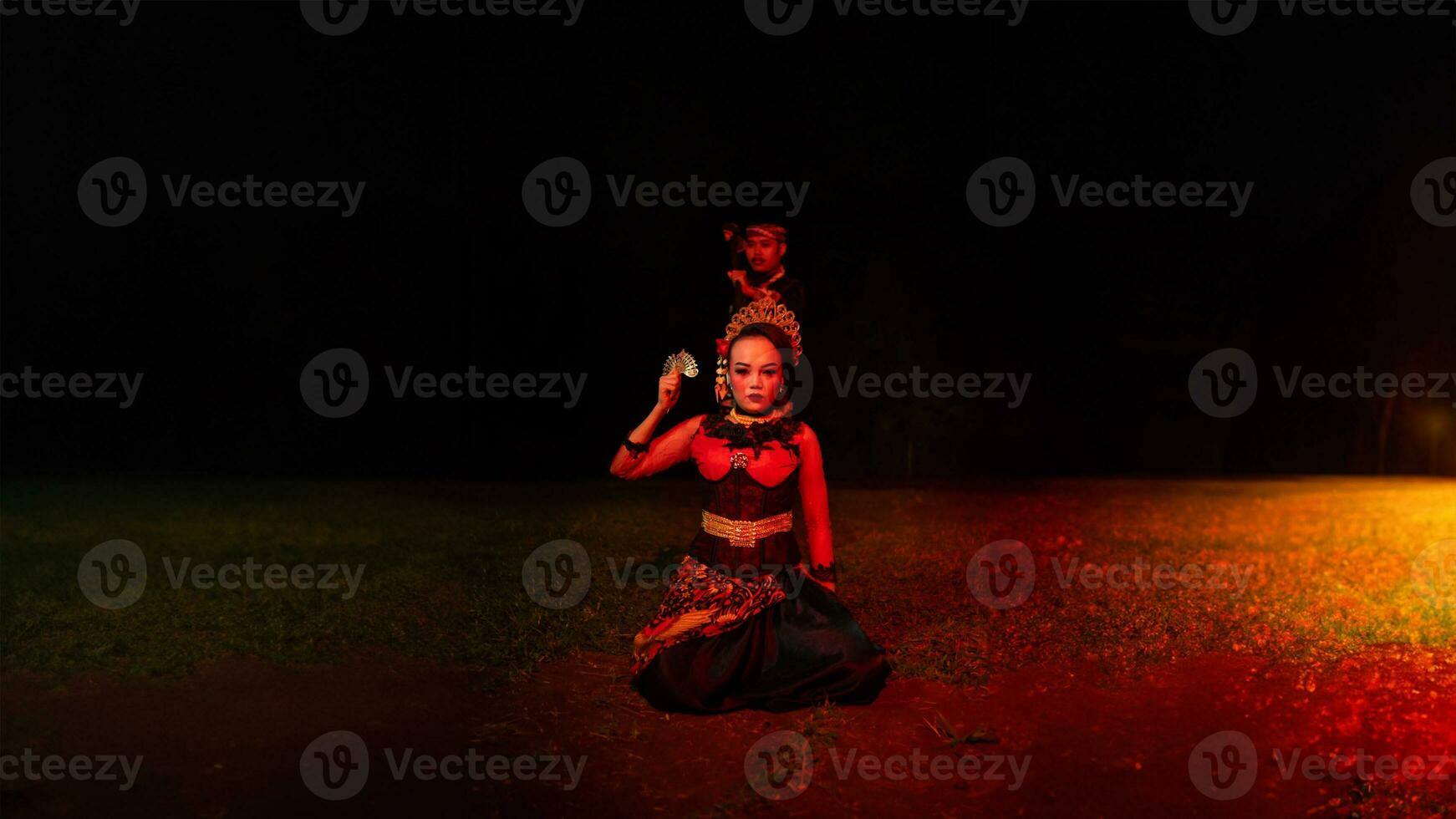 un' femmina ballerino nel un' rosso costume sat nel il silenzio di il notte quale rafforzato il tristezza foto