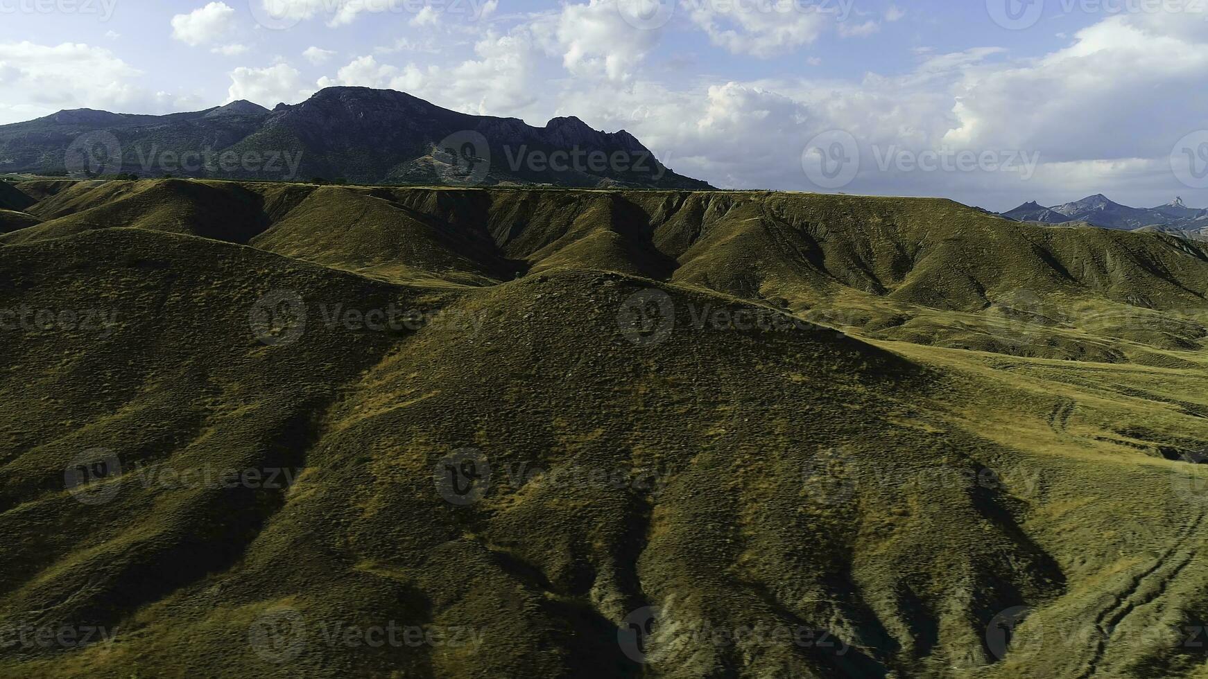 panoramico Visualizza di nero mare costa montagne e giallo colline su un' soleggiato autunno giorno, escursioni a piedi e natura concetto. sparo. aereo di giallo secco scogliera riva su blu nuvoloso cielo sfondo. foto