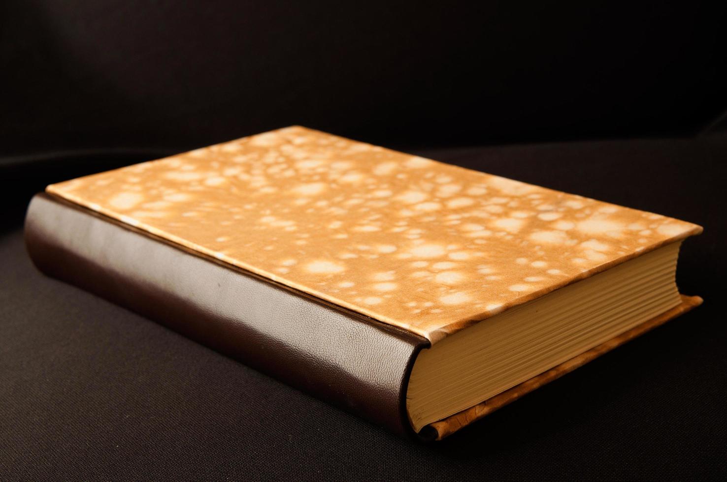 arte della rilegatura dei libri. libro fatto a mano con fronte in carta marmorizzata e dorso in pelle. foto