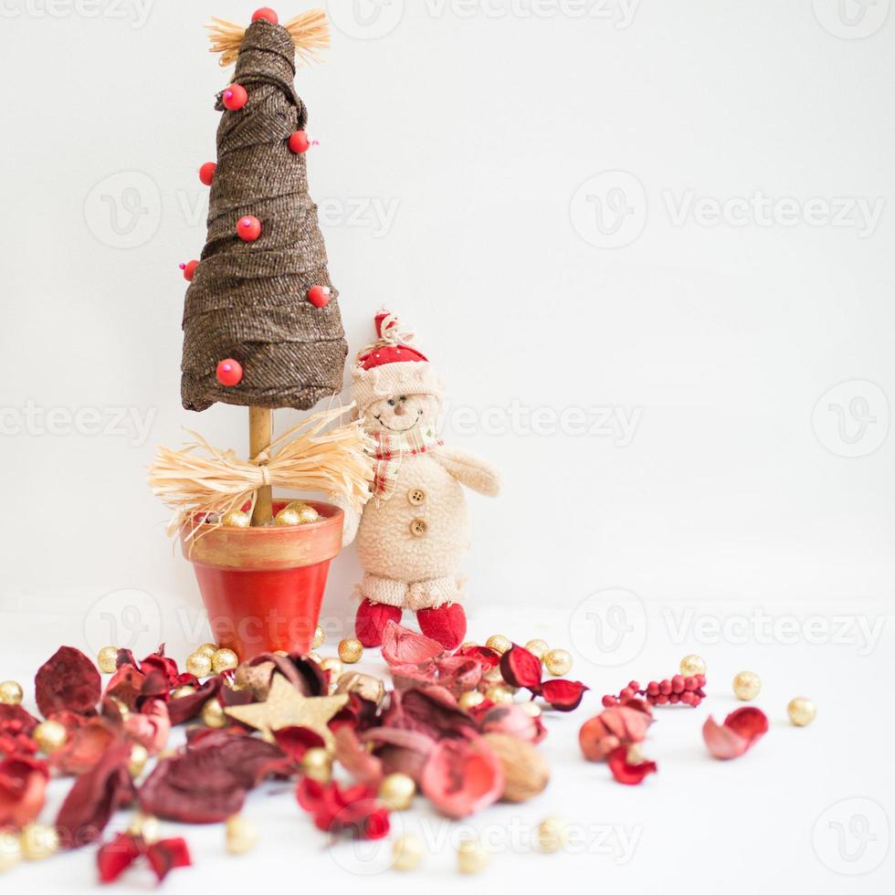 albero di natale, pupazzo di neve e potpourri rosso foto