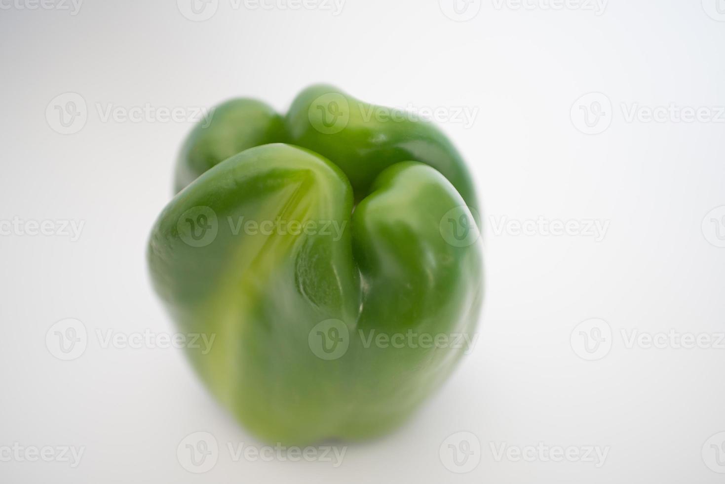 primo piano di un peperone verde fresco, sfondo bianco foto