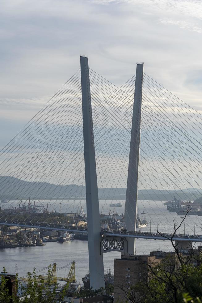 paesaggio urbano con vista sul ponte d'oro. vladivostok, russia foto