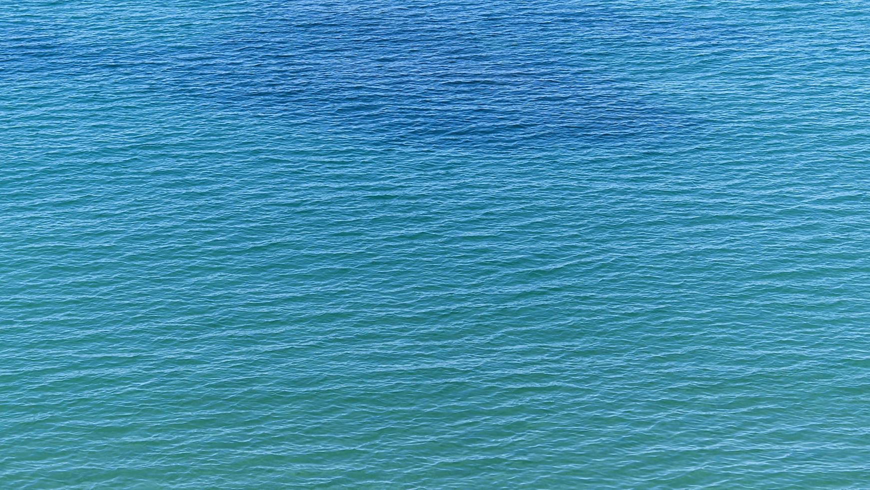 trama dello sfondo naturale della superficie del mare foto