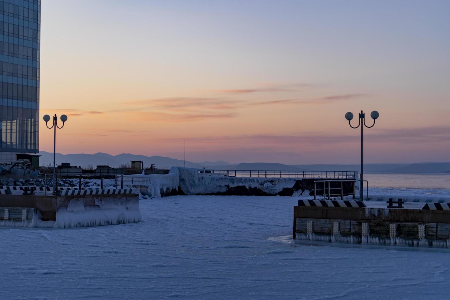 vladivostok, russia. paesaggio urbano sullo sfondo del tramonto. foto