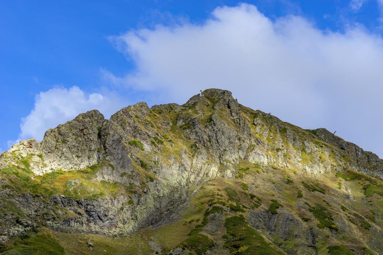 paesaggio di montagna con nuvole senza persone foto