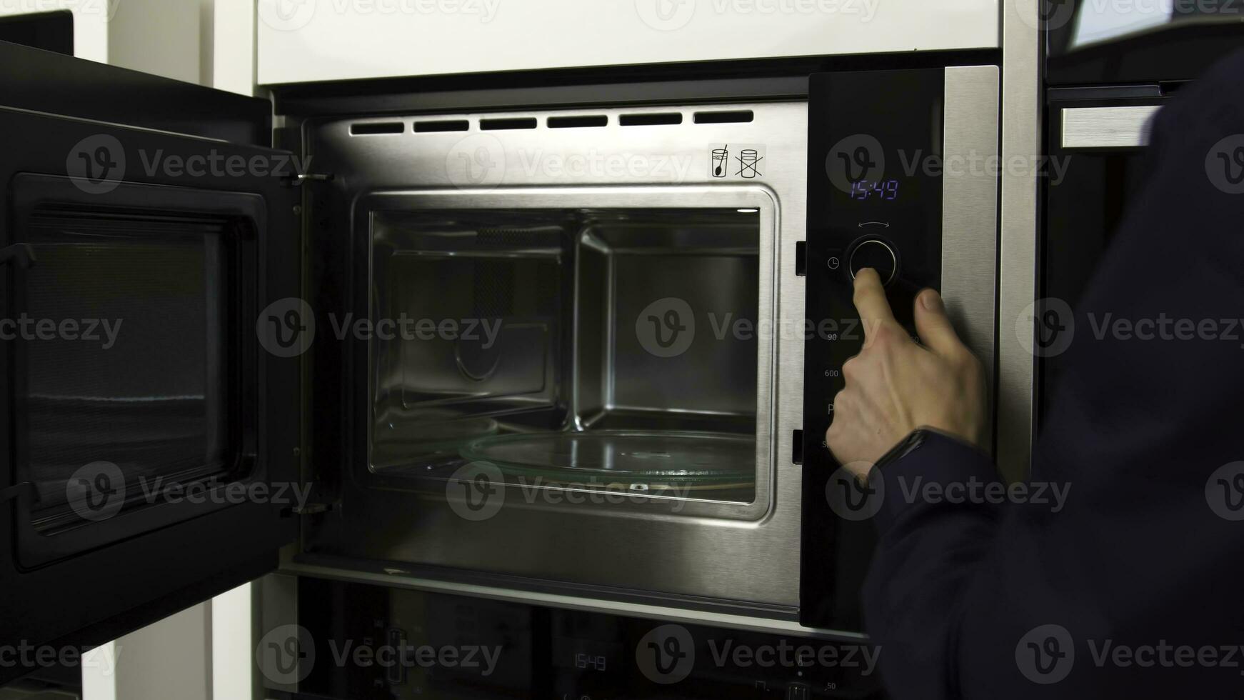 vicino su di dimostrando il spazio dentro il vuoto microonde forno. domestico utensili. nuovo modello di un' microonde, concetto di tecnologie per casa uso. foto