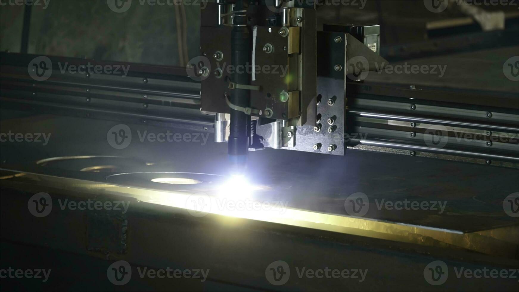 laser fresa per produzione. clip. il laser fresa macchina mentre taglio il foglio metallo con il scintillamento leggero foto