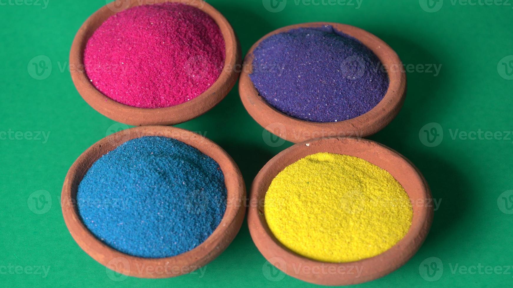 rangoli colorati per il festival di diwali in ciotole foto