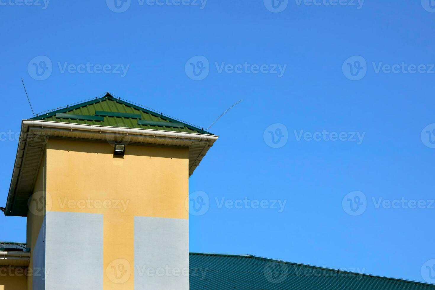 torretta su il tetto per comunicazioni e ventilazione,coperto un' lattina profilo foto