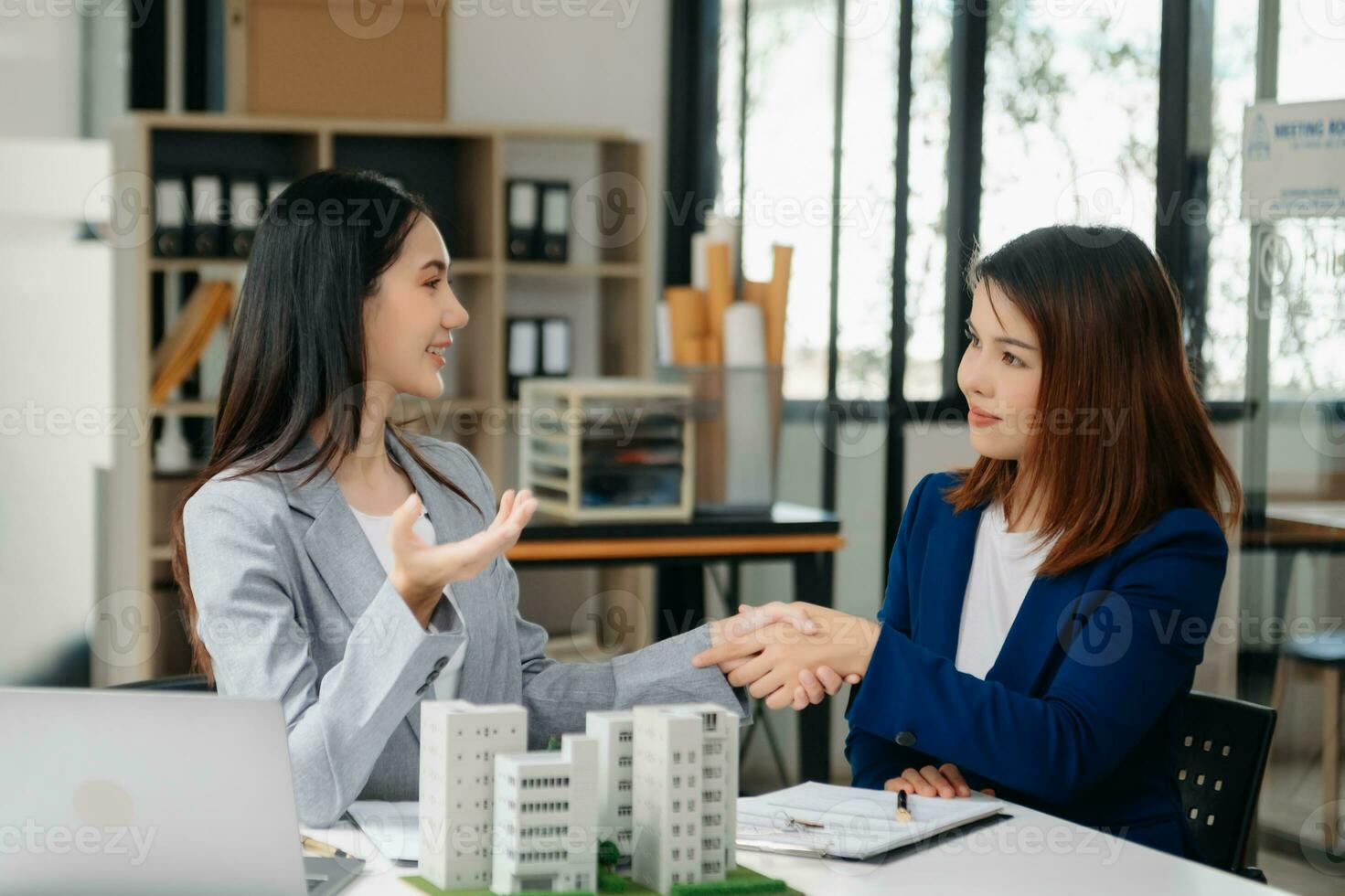 i clienti chi scegliere per acquistare un' condominio camera e un' banca approvare un' prestito per loro Acquista. condominio e Casa prestito interesse Vota a partire dal banca foto