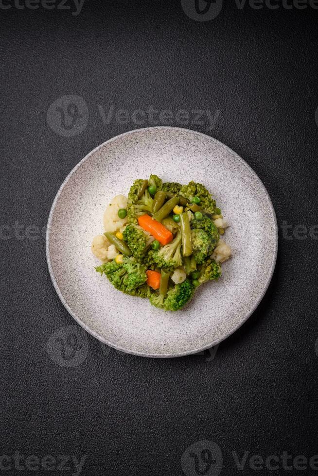 delizioso fresco verdure al vapore carote, broccoli, cavolfiore foto