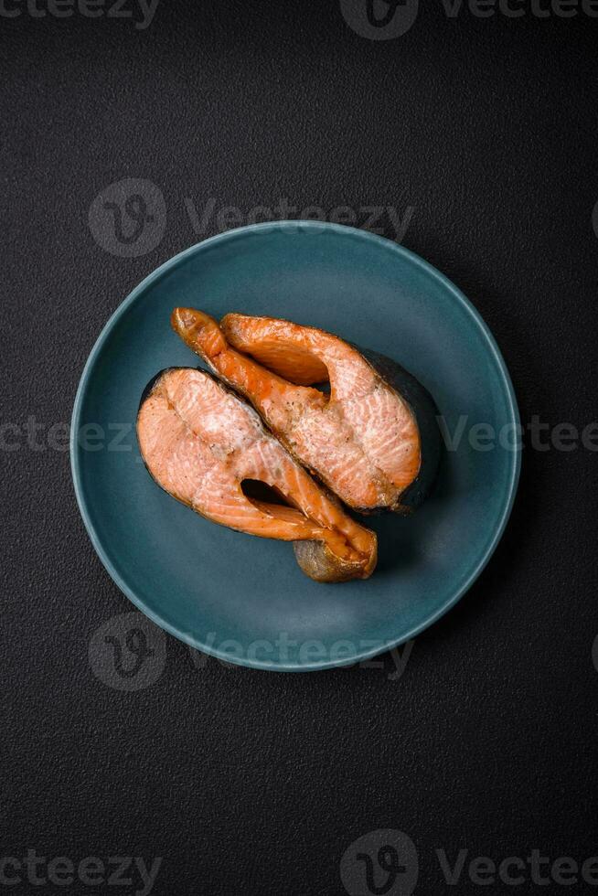 Deliziosa bistecca di salmone cotta fresca con spezie ed erbe cotta alla griglia foto