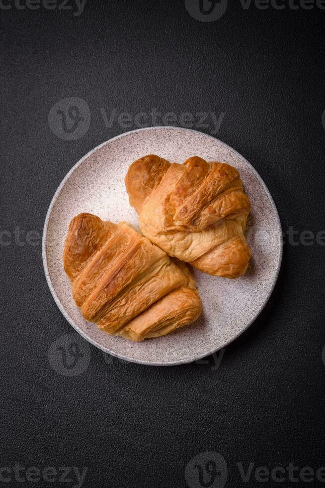 delizioso croccante al forno dolce Cornetti con Riempimento su un' ceramica piatto foto