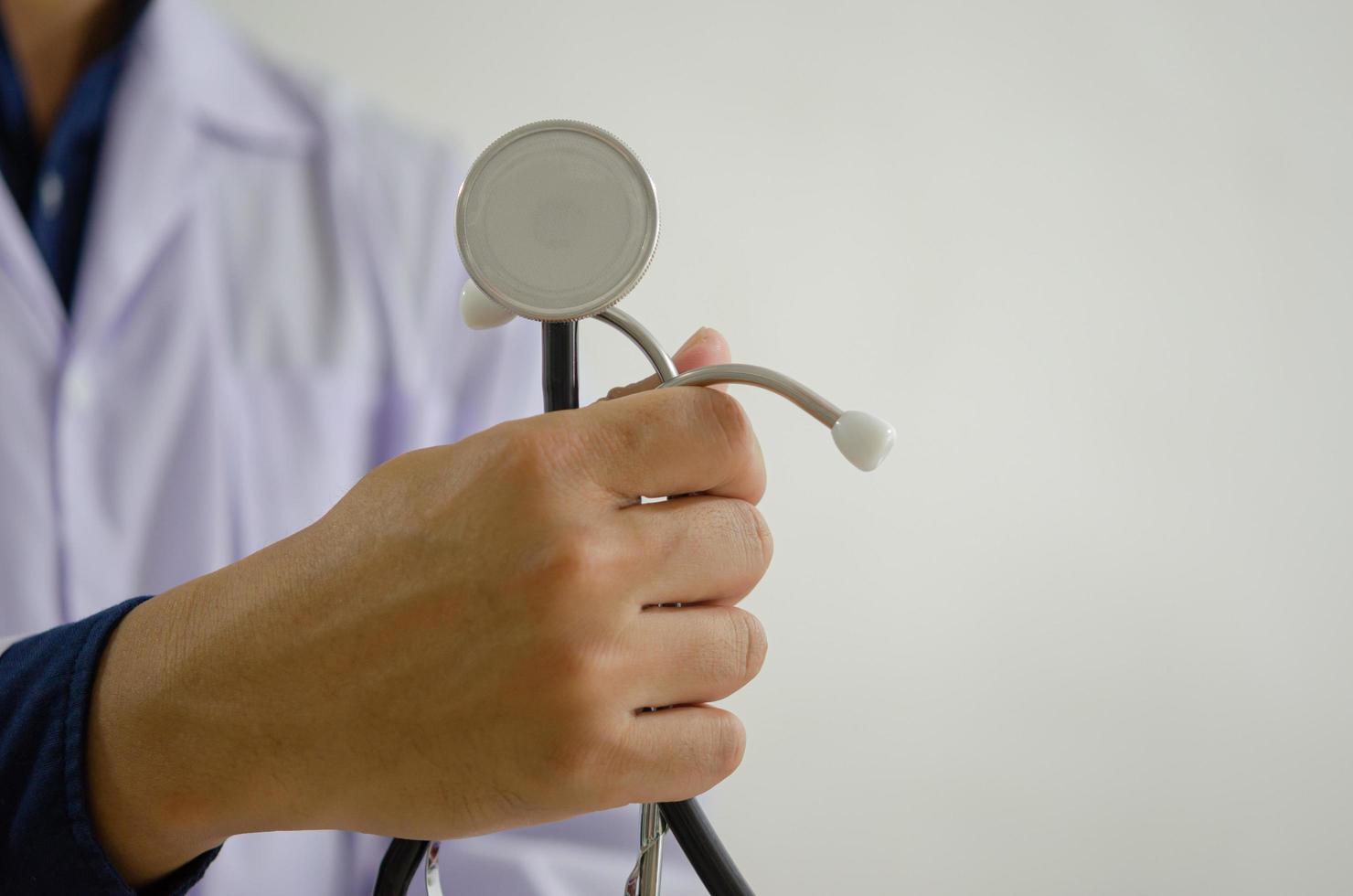 medico in possesso di uno stetoscopio è un dispositivo medico di cui ogni medico ha bisogno. foto