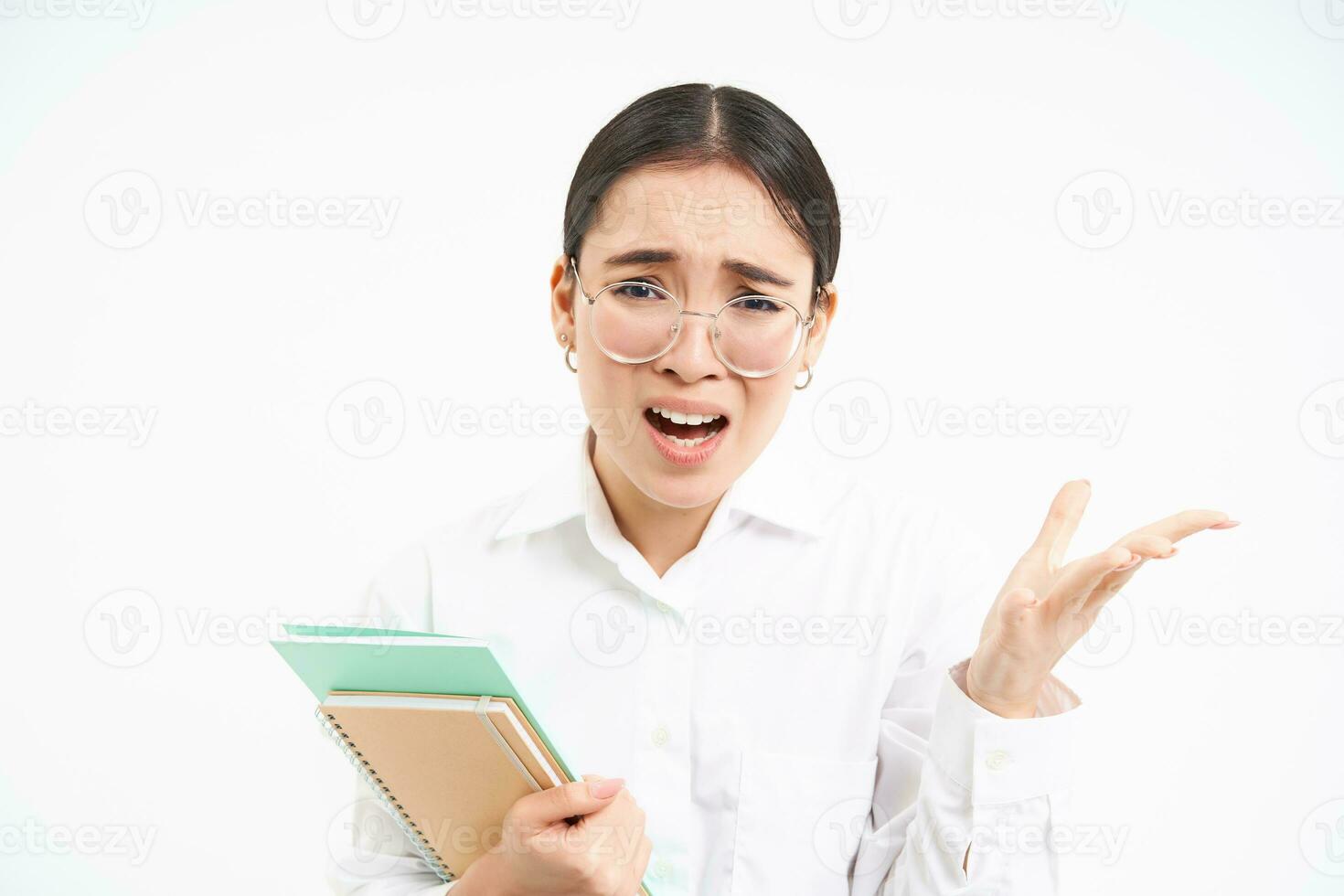 frustrato giovane donna, insegnante urla anno Domini sembra confuso, guarda perplesso e complicato, bianca studio sfondo foto