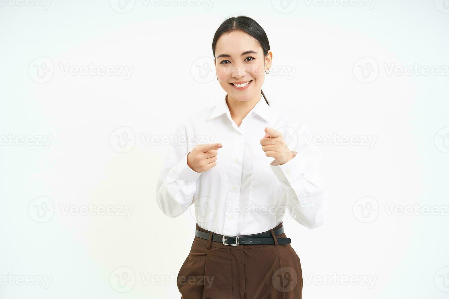 voi avuto questo. riuscito asiatico donna d'affari punti a telecamera, sorrisi e si congratula cliente, bianca sfondo foto