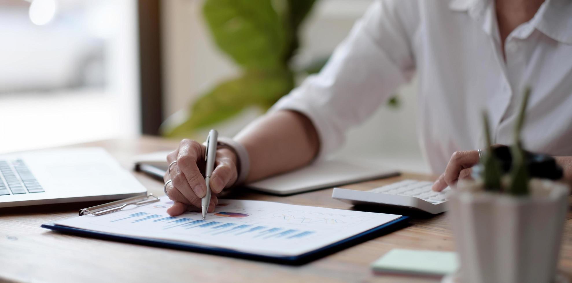 stretta di mano donna d'affari dati di lavoro documento grafico grafico relazione ricerca di mercato sviluppo pianificazione gestione strategia analisi concetto finanziario e contabile. foto