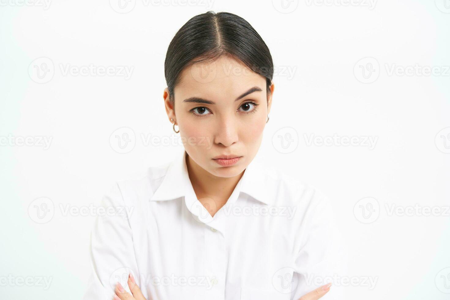 aziendale le persone. grave e fiducioso asiatico donna d'affari, guardare rigoroso a dipendente, in piedi al di sopra di bianca sfondo foto