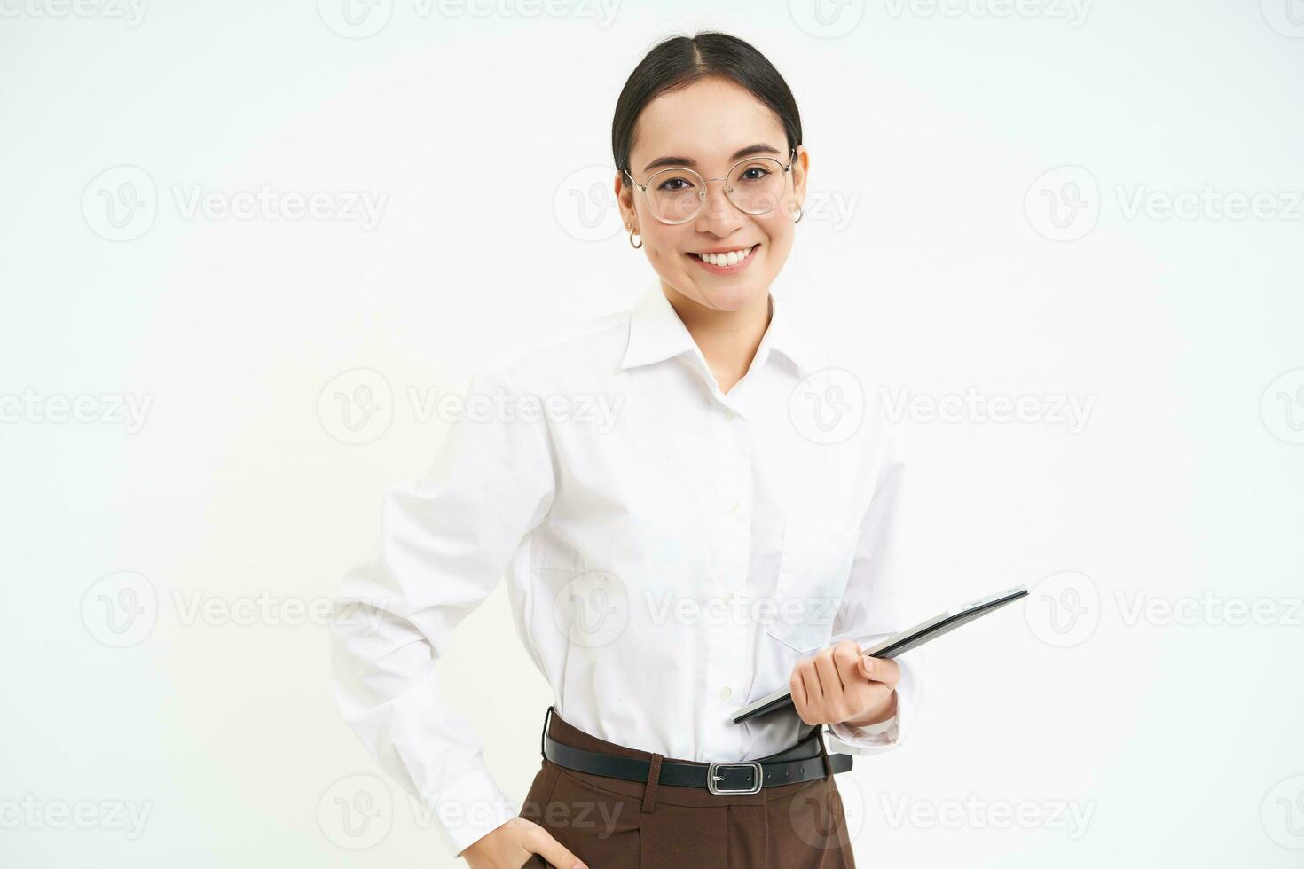 asiatico donna professionale, donna d'affari nel occhiali, Tenere digitale tavoletta, in piedi fiducioso contro bianca sfondo foto