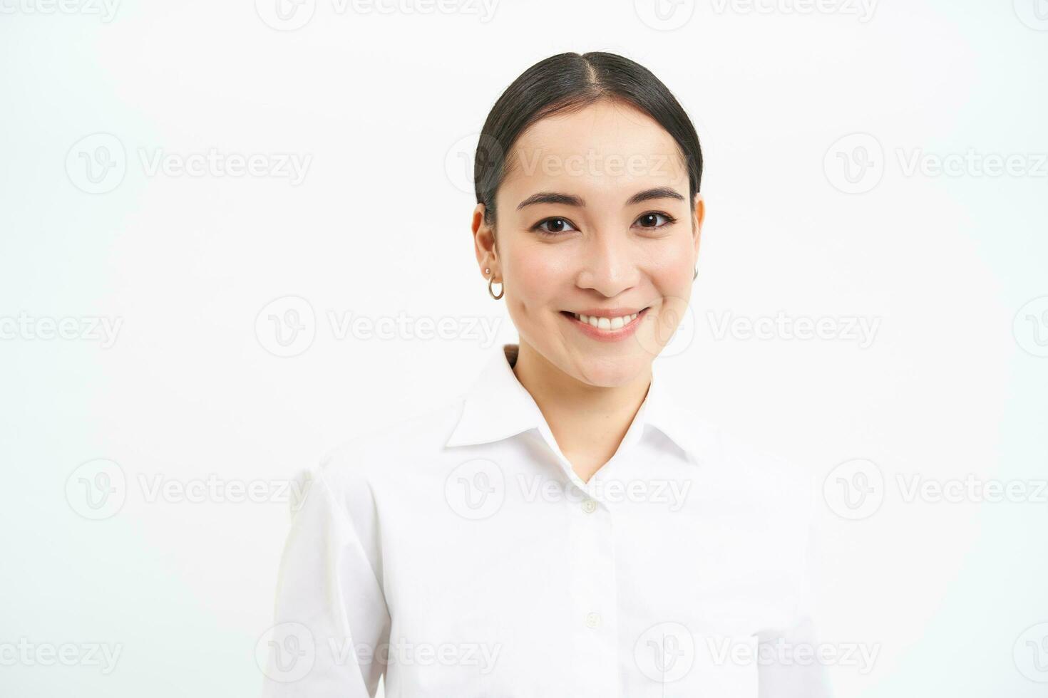 ritratto di coreano donna d'affari nel camicia, sorrisi a telecamera, concetto di aziendale persone e attività commerciale, sta al di sopra di bianca sfondo foto