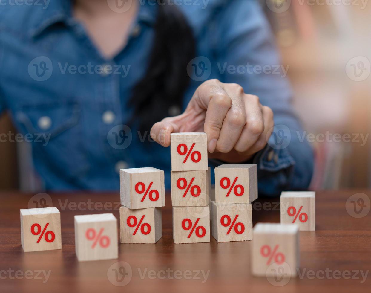 cubo di legno scelto a mano con simbolo di percentuale dell'icona foto