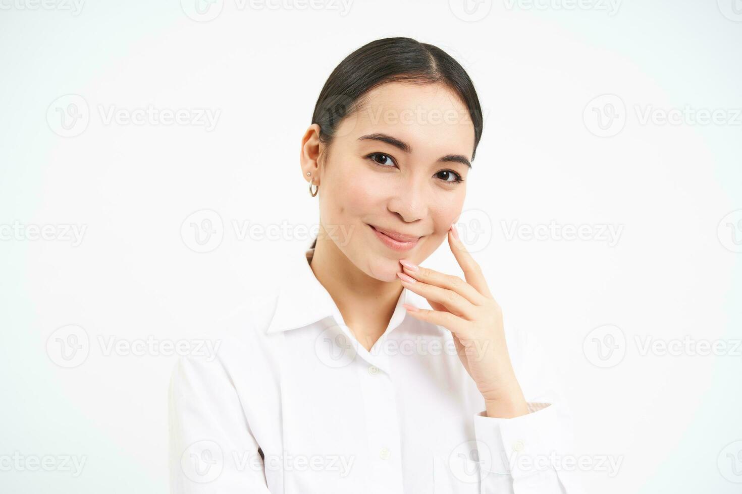 riflessivo asiatico femmina gestore, donna d'affari in piedi riflessivo e fiducioso contro bianca studio sfondo foto