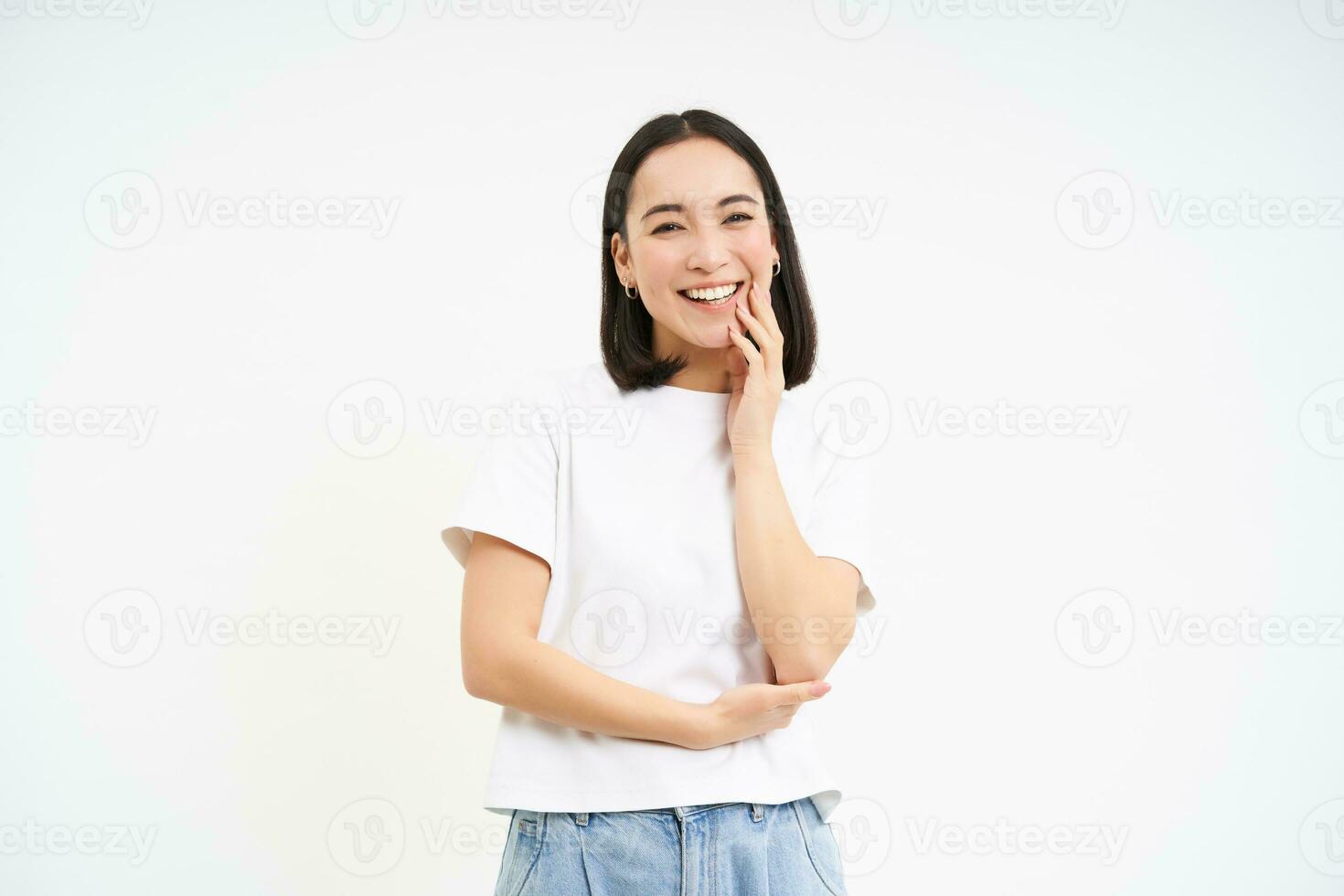 contento giovane moderno ragazza, ridendo e sorridente, in posa isolato su bianca sfondo foto