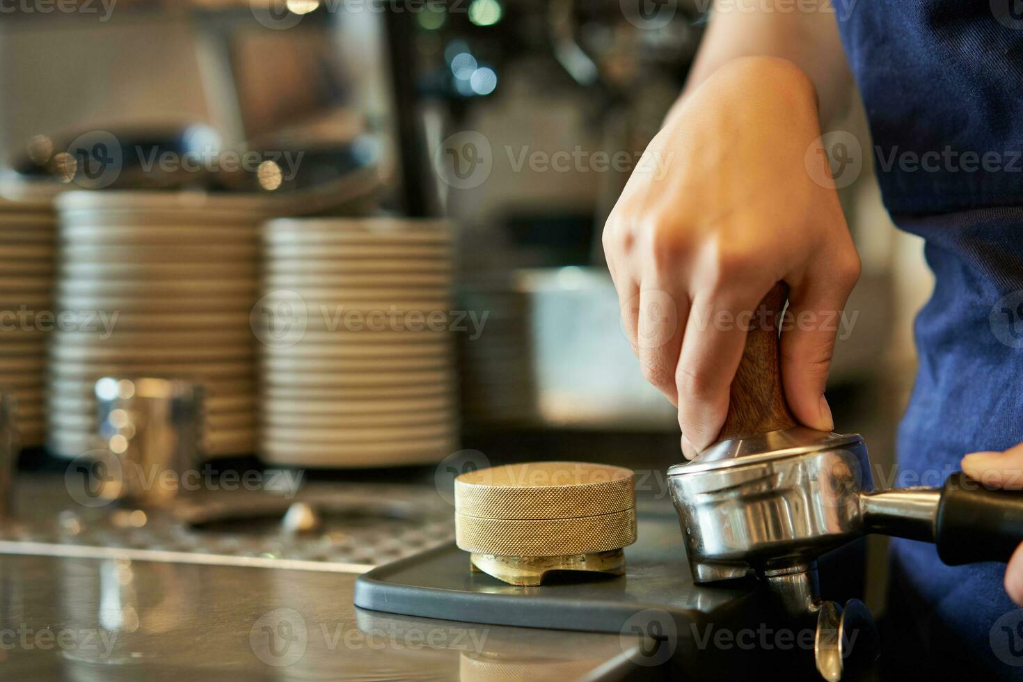 vicino su di barista femmina mani urgente caffè in manomettere, prepara ordine nel bar dietro a contatore foto