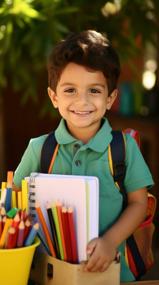 ai generato un' giovane bambino Tenere un' libro e sorridente, circondato di scuola forniture piace matite e i Quaderni foto
