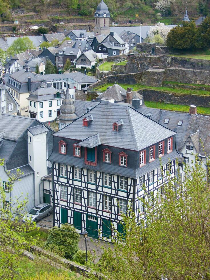 un' grande edificio con un' orologio su superiore foto