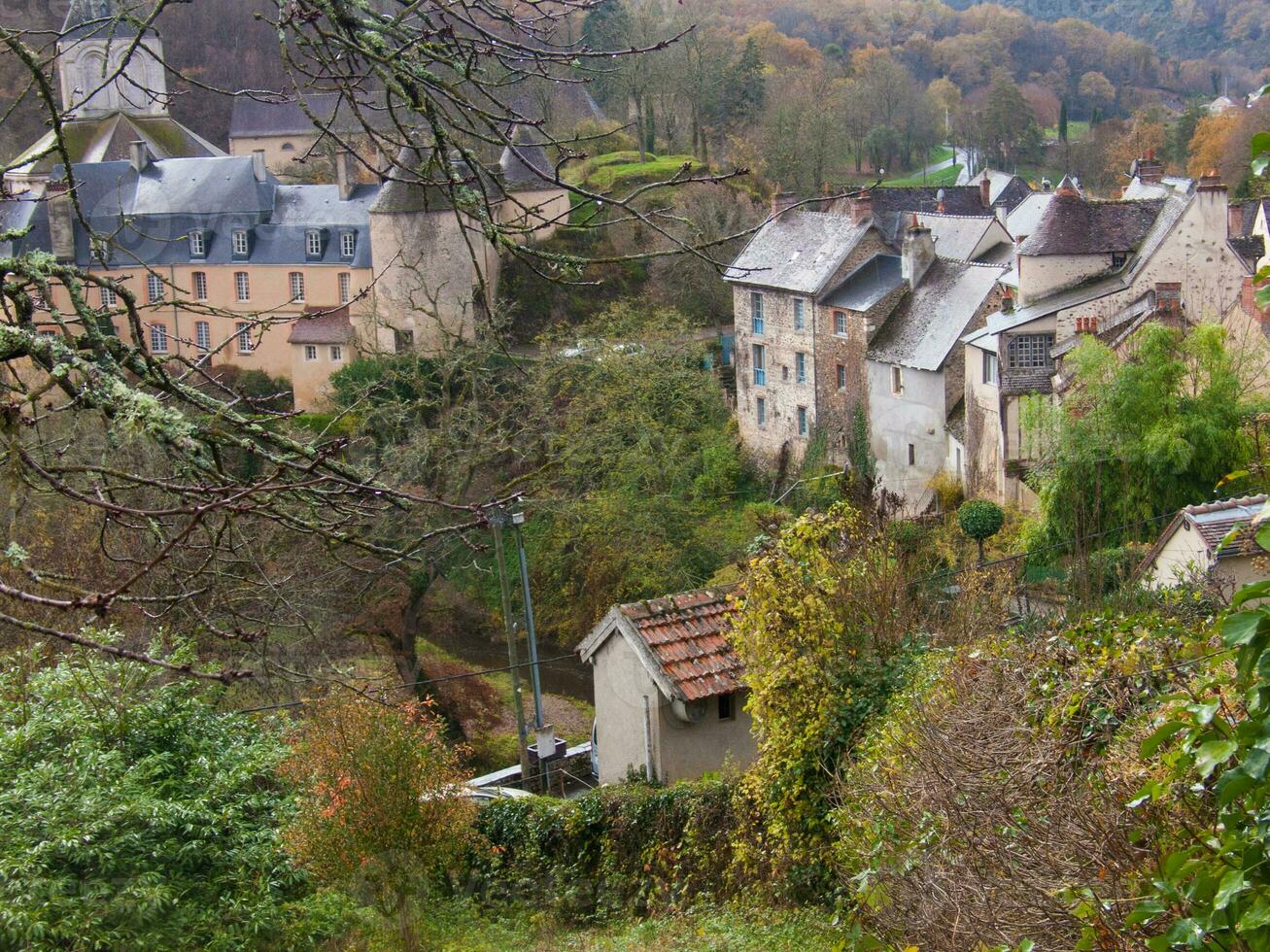 un' Visualizza di un' villaggio nel Francia foto