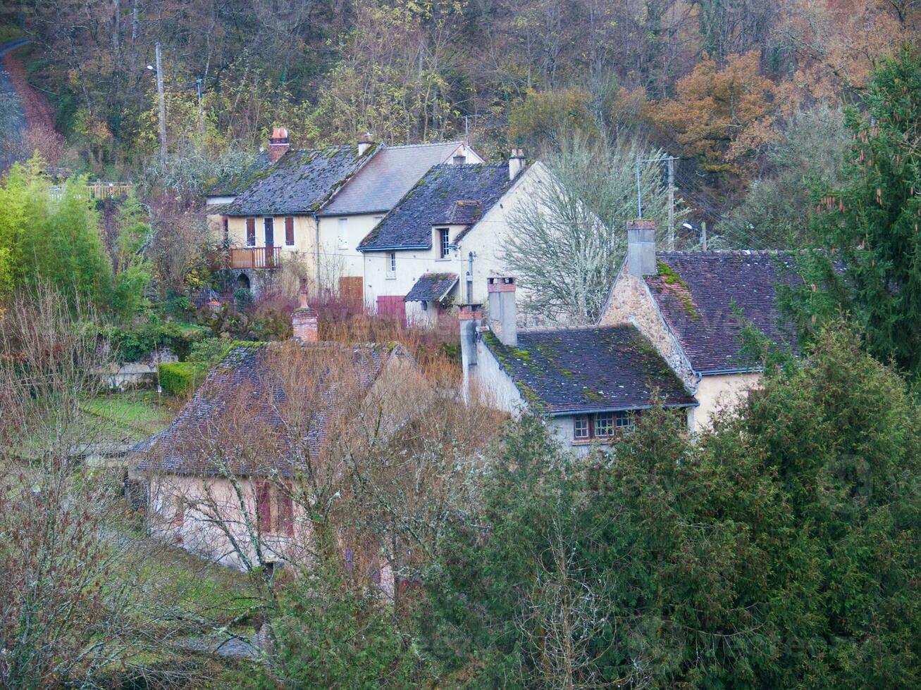 un' Visualizza di un' villaggio nel il campagna foto