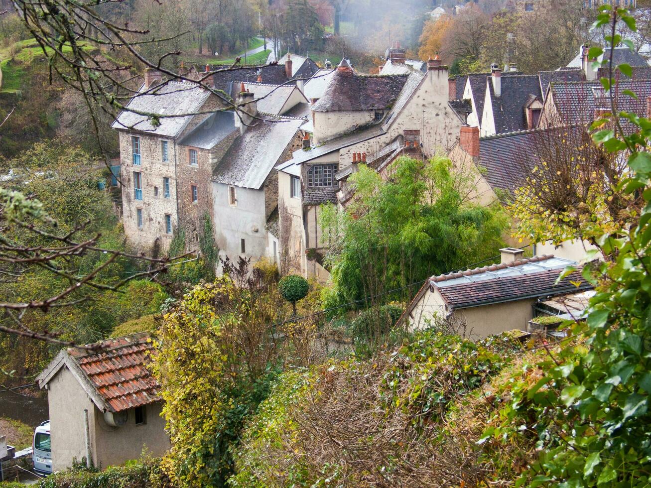 un' Visualizza di un' villaggio nel Francia foto