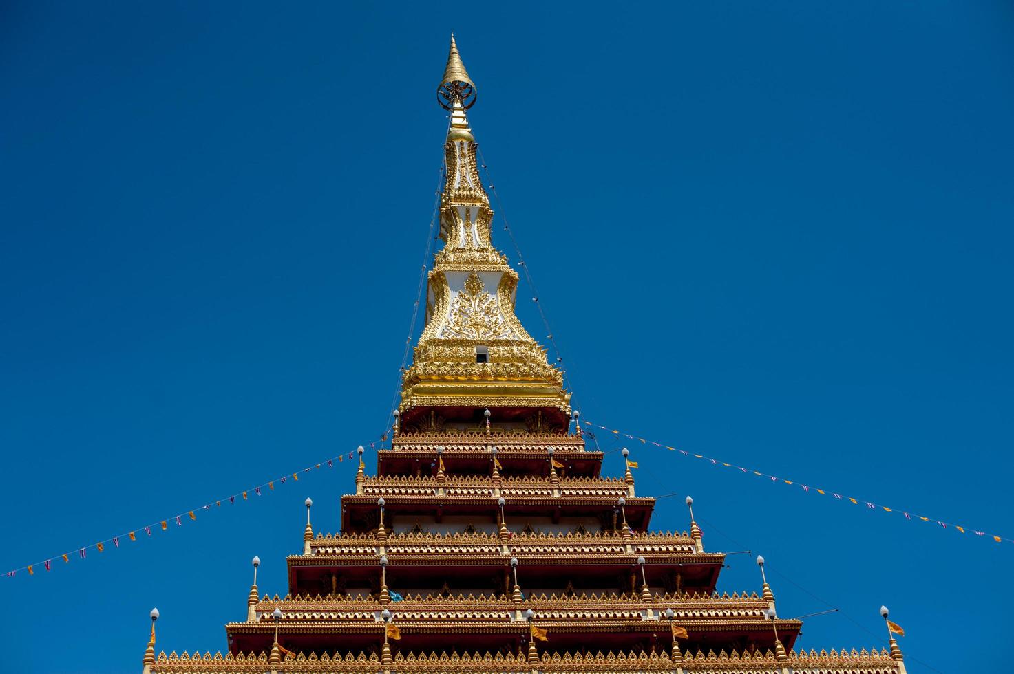 tempio in thailandia phra mahathat kaen nakhon, provincia di khon kaen, thailandia foto