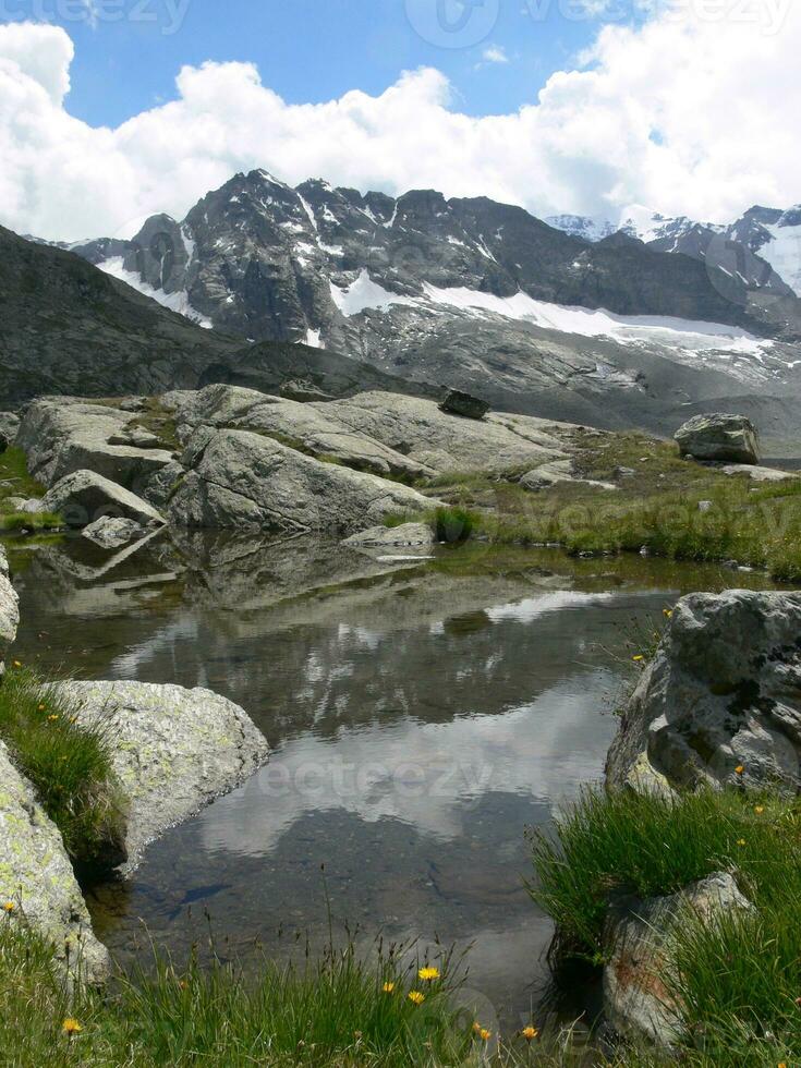 un' montagna gamma nel il sfondo foto