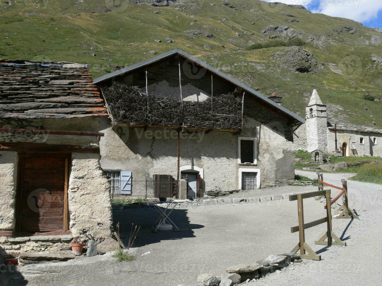 un' montagna nel il sfondo foto